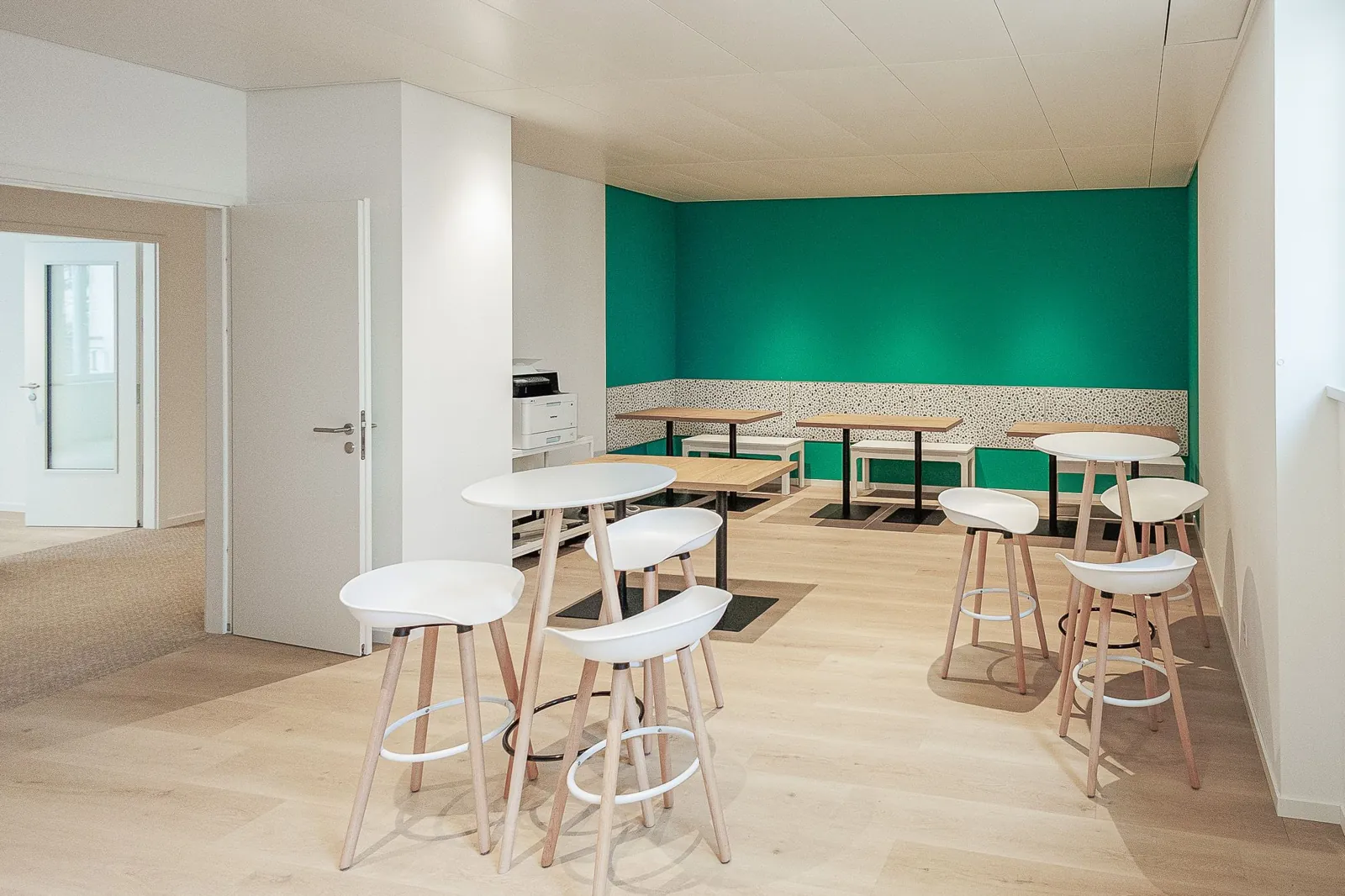Espace cafétéria moderne avec mur vert
