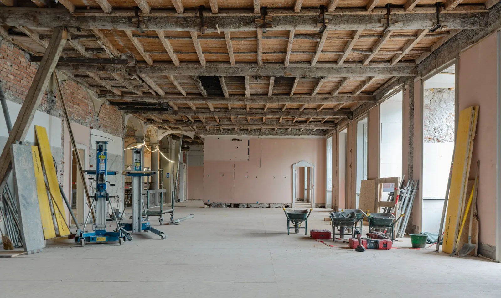 Chantier intérieur en cours, réseaux et structure apparents