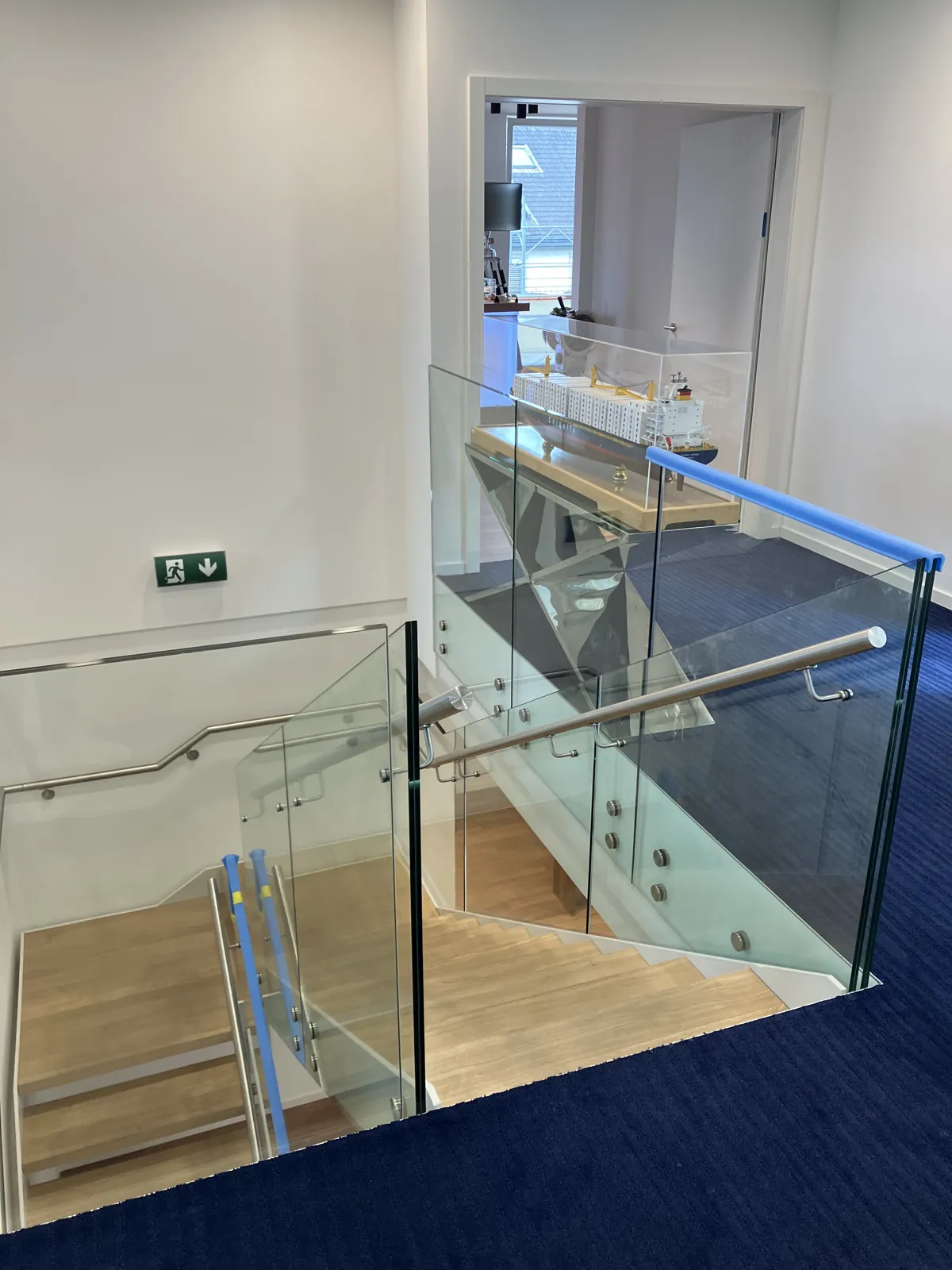 Escalier design avec garde-corps en verre
